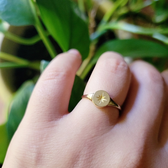 Classic 9ct 9K Solid Gold Dainty Sunburst Star Signet Ring, size 6 - Picture 4 of 9